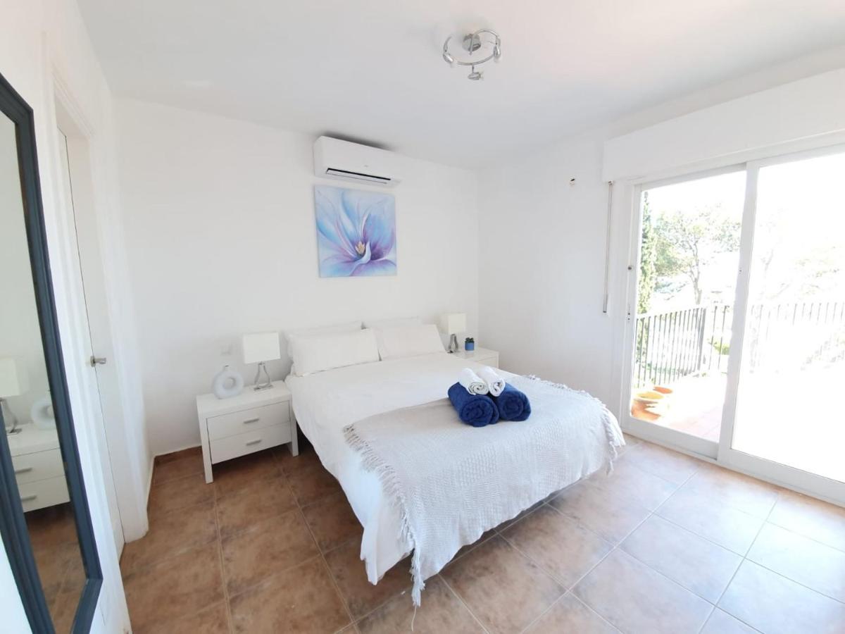 Beautiful 5 Bedroom Villa With Private Pool With Stunning Sea Views, Walking Distances To Shops Restaurants Beach Манилва Экстерьер фото