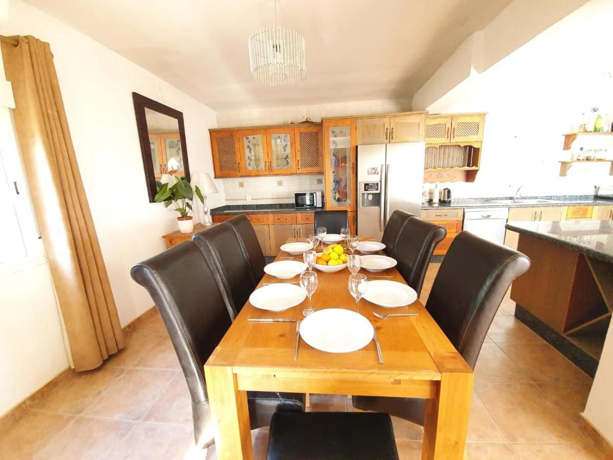 Beautiful 5 Bedroom Villa With Private Pool With Stunning Sea Views, Walking Distances To Shops Restaurants Beach Манилва Экстерьер фото