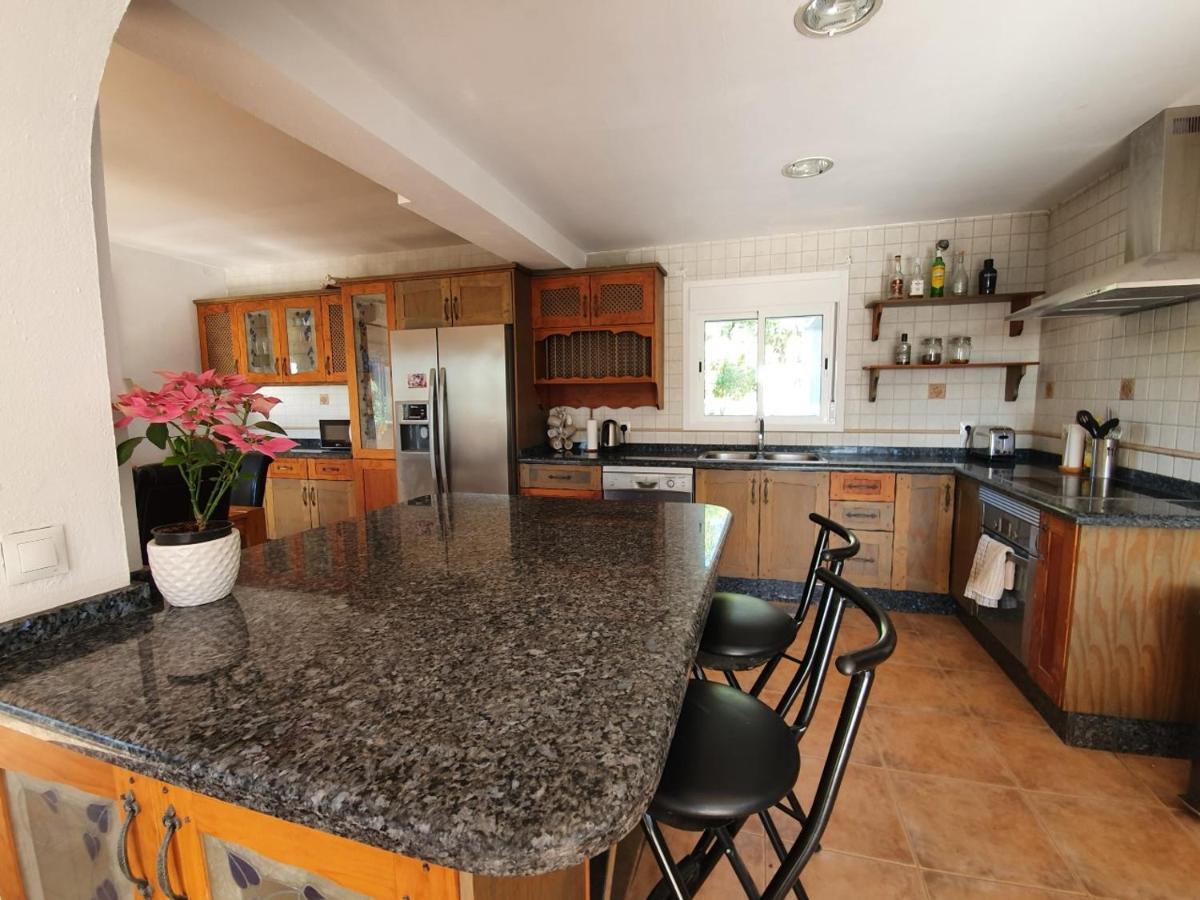 Beautiful 5 Bedroom Villa With Private Pool With Stunning Sea Views, Walking Distances To Shops Restaurants Beach Манилва Экстерьер фото