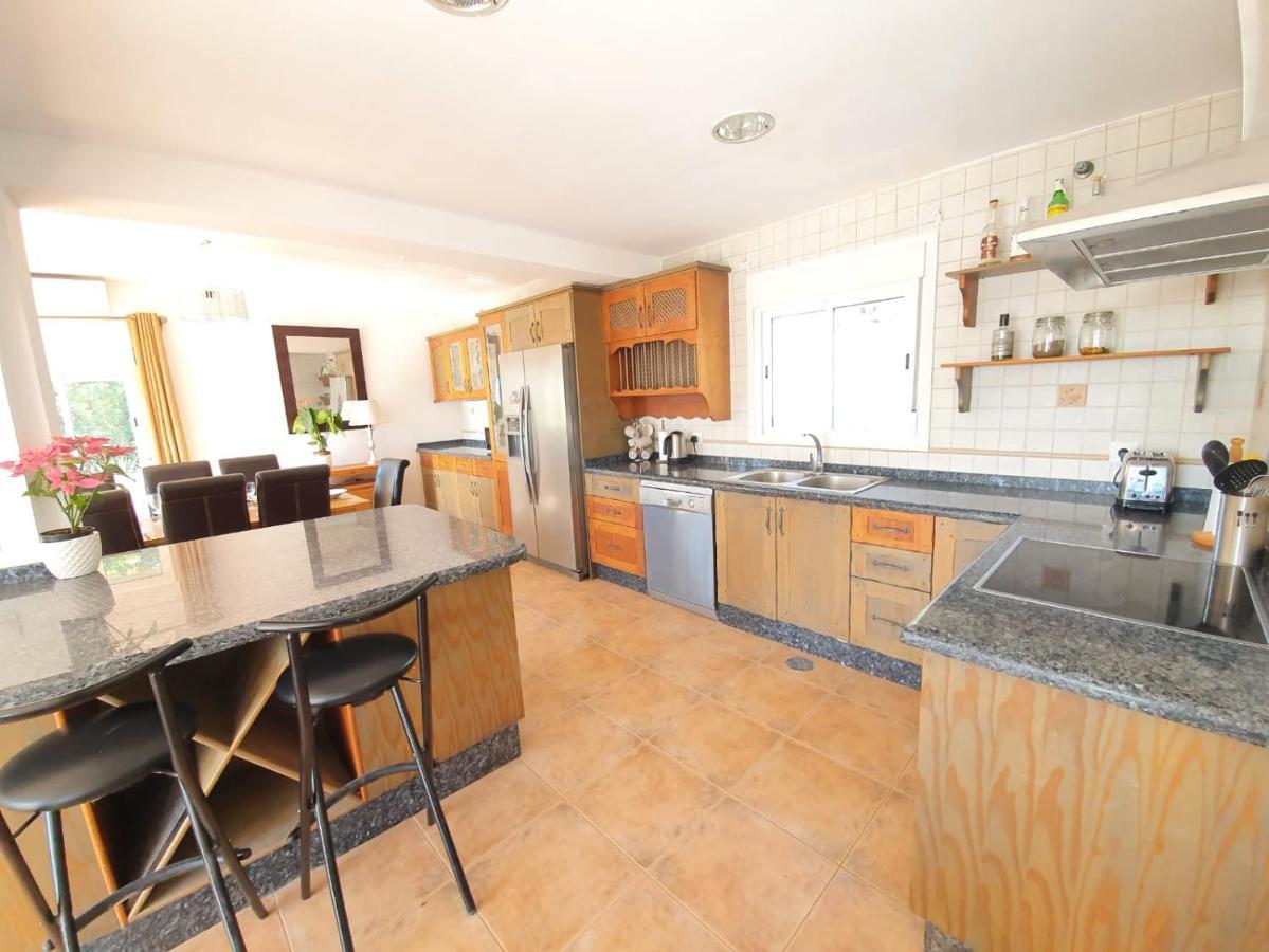 Beautiful 5 Bedroom Villa With Private Pool With Stunning Sea Views, Walking Distances To Shops Restaurants Beach Манилва Экстерьер фото